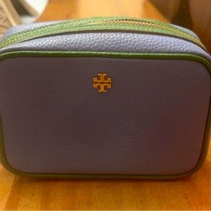 BLAKE COLOR-BLOCK MINI CAMERA
BAG
80122
0221
BLUEWOOD /
ARUGULA / 407